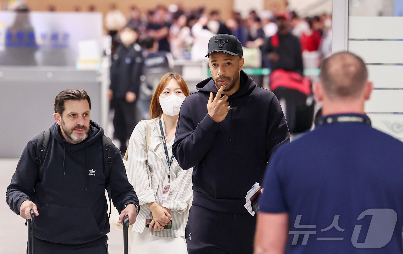 (인천공항=뉴스1) 김성진 기자 = 전 축구선수 티에리 앙리가 '2025 아이콘매치: 창의 귀환, 반격의 시작(아이콘매치)' 참가를 위해 12일 인천국제공항 제2여객터미널을 통해 …