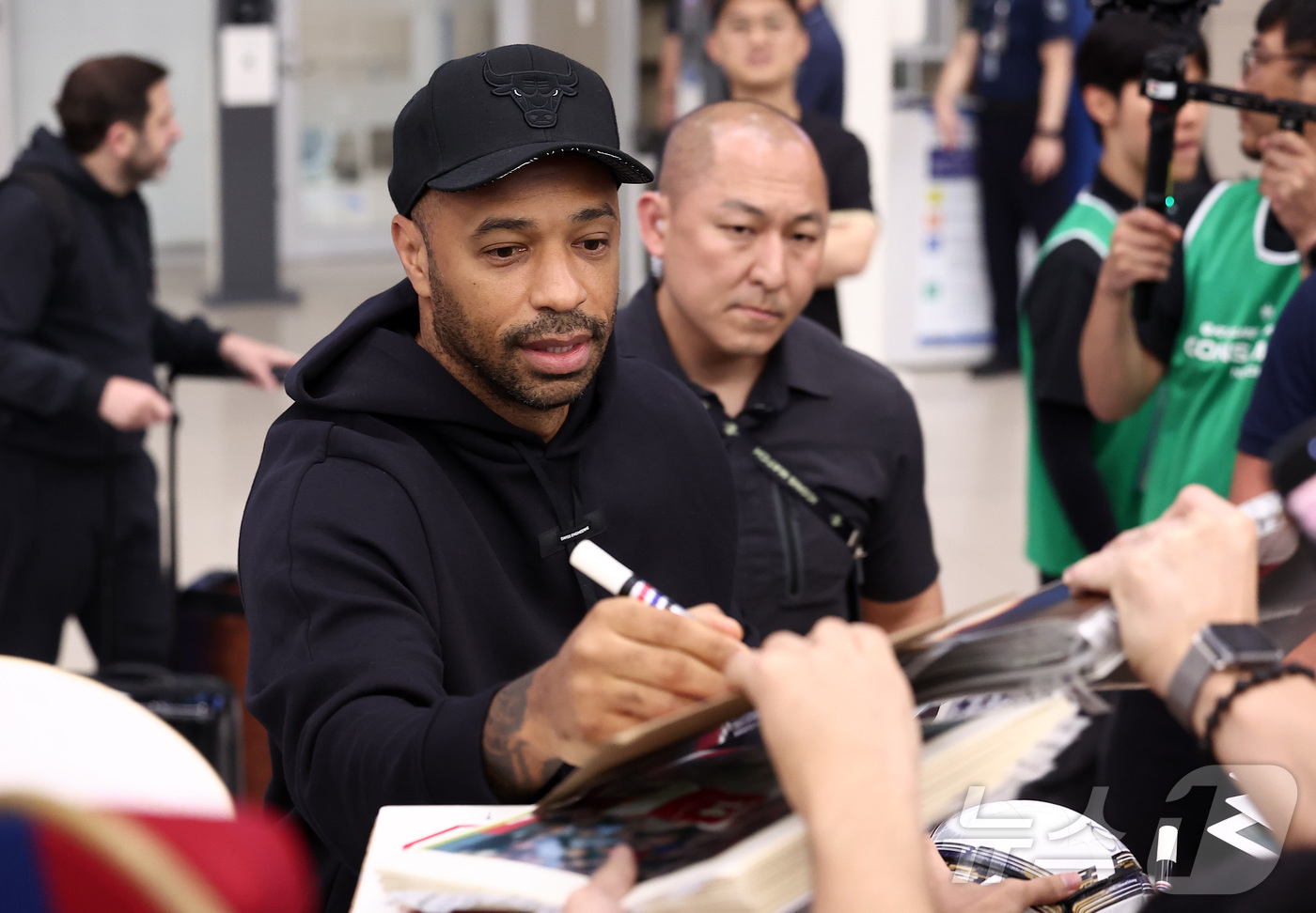 (인천공항=뉴스1) 김성진 기자 = 전 축구선수 티에리 앙리가 '2025 아이콘매치: 창의 귀환, 반격의 시작(아이콘매치)' 참가를 위해 12일 인천국제공항 제2여객터미널을 통해 …