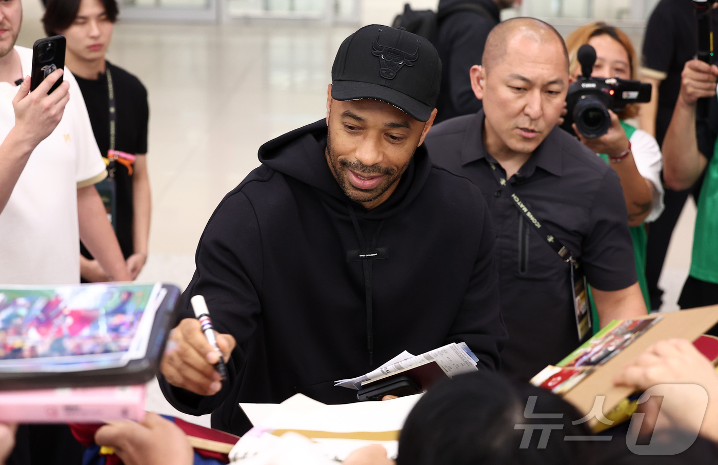 (인천공항=뉴스1) 김성진 기자 = 전 축구선수 티에리 앙리가 '2025 아이콘매치: 창의 귀환, 반격의 시작(아이콘매치)' 참가를 위해 12일 인천국제공항 제2여객터미널을 통해 …