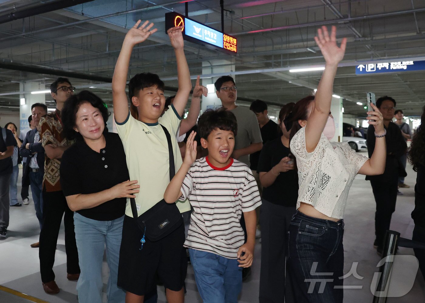 본문 이미지 - 미국 이민 당국에 체포·구금됐다가 석방된 한국인 근로자 아버지가 12일 오후 인천국제공항을 통해 귀국하자 가족들이 기뻐하고 있다. &#40;공동취재&#41; 2025.9.12/뉴스1 ⓒ News1 박지혜 기자