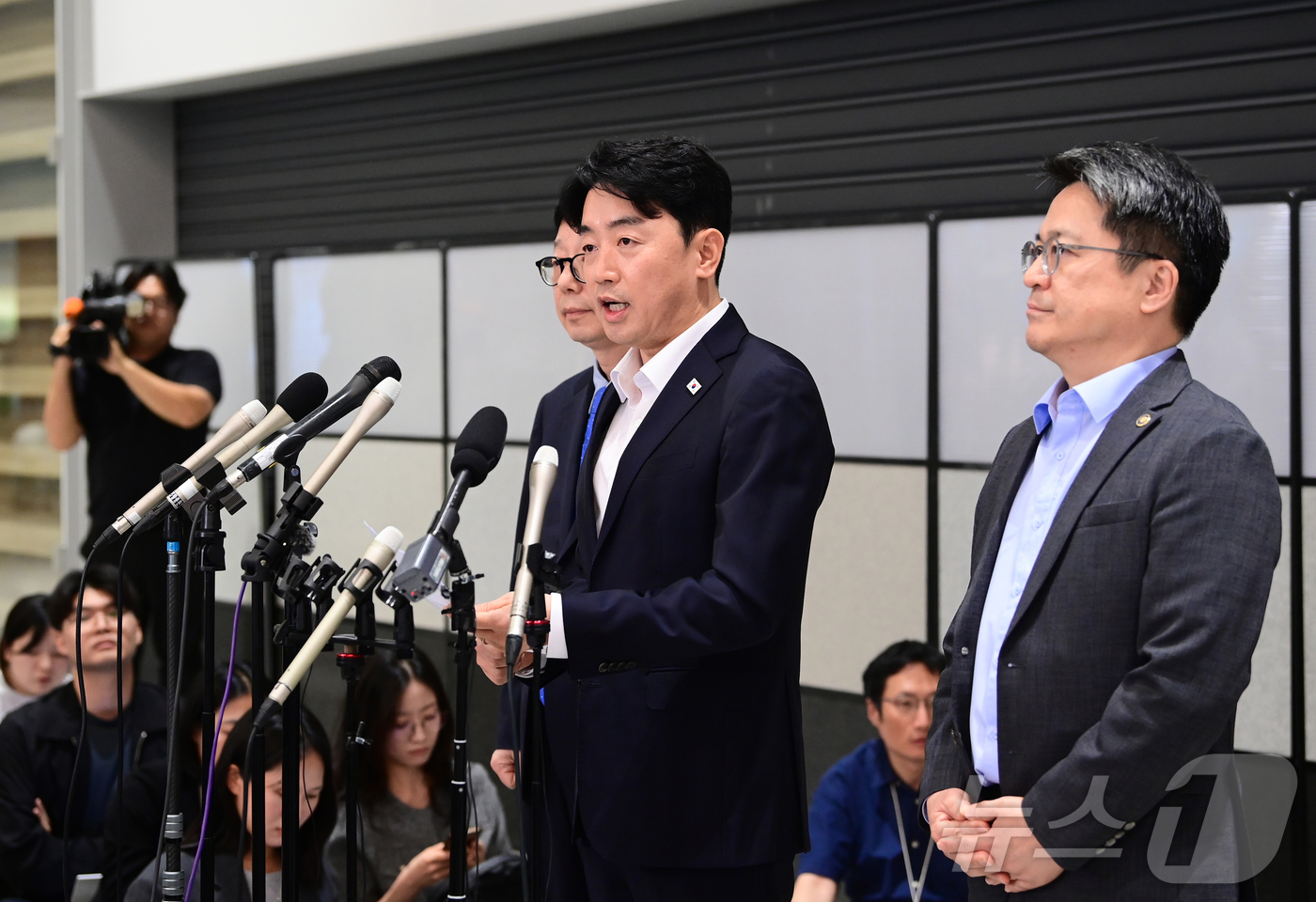 (인천공항=뉴스1) 박지혜 기자 = 미국 조지아주에서 이민단속으로 체포·구금됐다 풀려난 현대차그룹-LG에너지솔루션 합작 배터리공장 건설 현장 직원들이 12일 오후 인천국제공항 제2 …