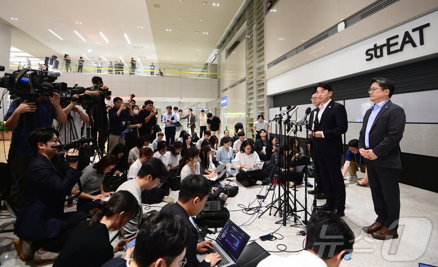 본문 이미지 - 미국 이민당국에 의해 조지아주에 구금됐던 한국인 근로자들이 12일 인천국제공항 제2여객터미널로 귀국한 가운데 강훈식 대통령비서실장이 브리핑을 하고 있다. (공동취재) 2025.9.12/뉴스1 ⓒ News1 박지혜 기자