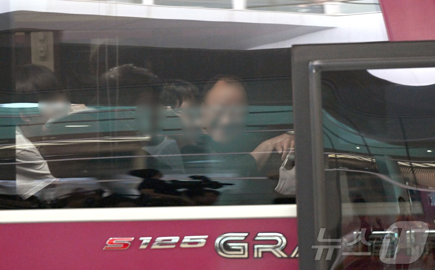 본문 이미지 - 미국 이민 당국에 체포·구금됐다가 석방된 한국인 근로자들이 12일 인천국제공항 제2여객터미널을 통해 귀국한 뒤 버스에 탑승하고 있다. 풀려난 한국인들은 지난 4일 미국 조지아주 엘러벨의 현대차그룹-LG에너지솔루션 배터리 합작공장 건설 현장에서 체포·구금된 지 8일 만에 고국 땅을 밟게 됐다. &#40;공동취재&#41; 2025.9.12/뉴스1 ⓒ News1 박지혜 기자