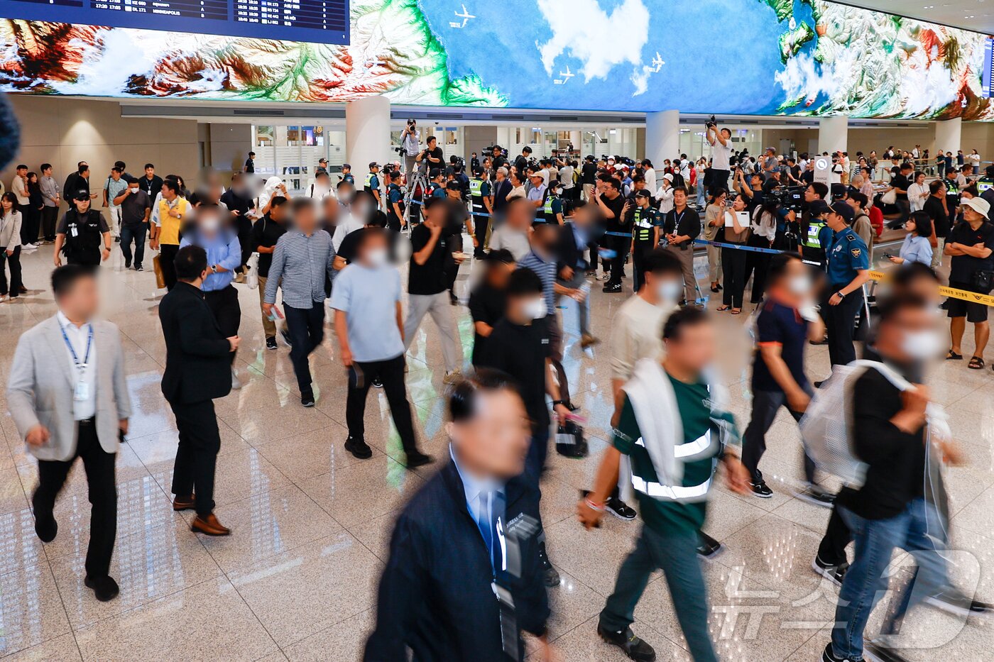 본문 이미지 - 미국 이민 당국에 체포·구금됐다가 석방된 한국인 근로자들이 12일 인천국제공항 제2여객터미널을 통해 귀국하고 있다. 풀려난 한국인들은 지난 4일 미국 조지아주 엘러벨의 현대차그룹-LG에너지솔루션 배터리 합작공장 건설 현장에서 체포·구금된 지 8일 만에 고국 땅을 밟게 됐다. &#40;공동취재&#41; 2025.9.12/뉴스1 ⓒ News1 박지혜 기자