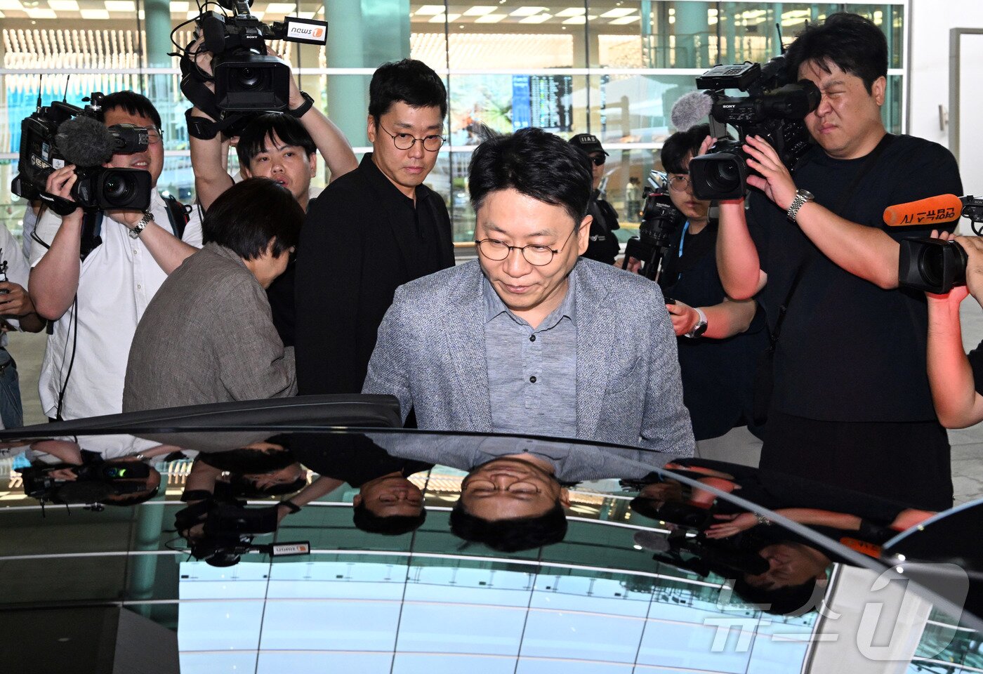 본문 이미지 - 김동명 LG 에너지솔루션 사장이 12일 인천공항 제2터미널을 통해 귀국해 차량에 탑승하고 있다. &#40;공동취재&#41; 2025.9.12/뉴스1 ⓒ News1 박지혜 기자