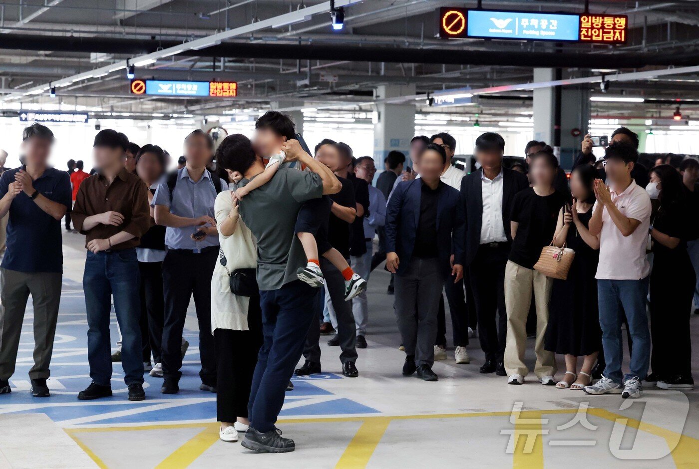 본문 이미지 - 미국 이민당국에 의해 조지아주에 구금됐던 한국인 근로자들이 지난 12일 인천국제공항 제2여객터미널을 통해 귀국한 뒤 가족들과 기뻐하고 있다. &#40;공동취재&#41; 2025.9.12/뉴스1 ⓒ News1 박지혜 기자