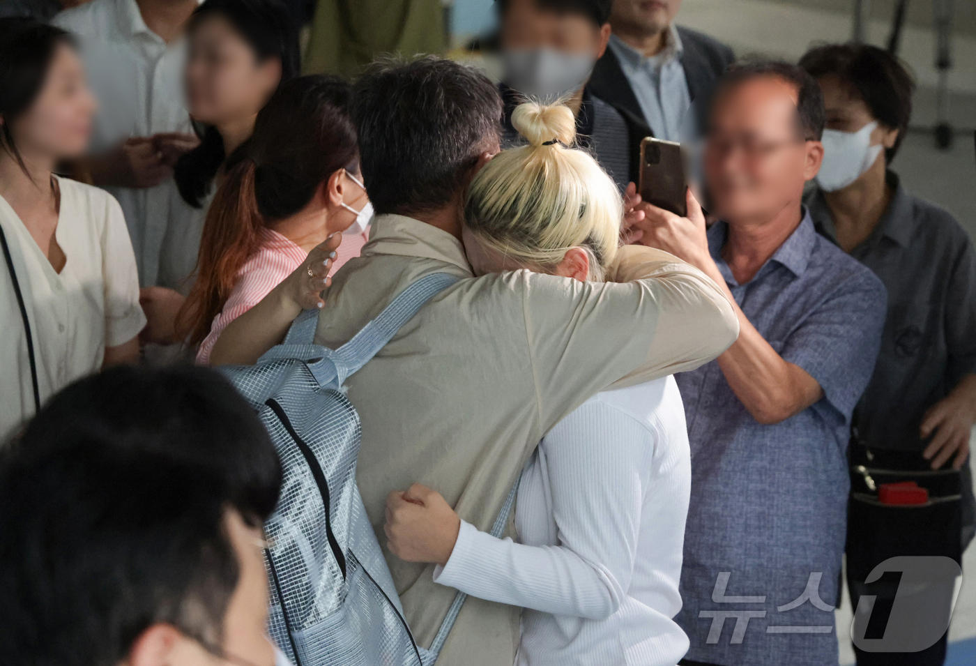 (인천공항=뉴스1) 박지혜 기자 = 미국 이민당국에 의해 조지아주에 구금됐던 한국인 근로자들이 12일 인천국제공항 제2여객터미널을 통해 귀국한 뒤 가족들과 기뻐하고 있다. (공동취 …