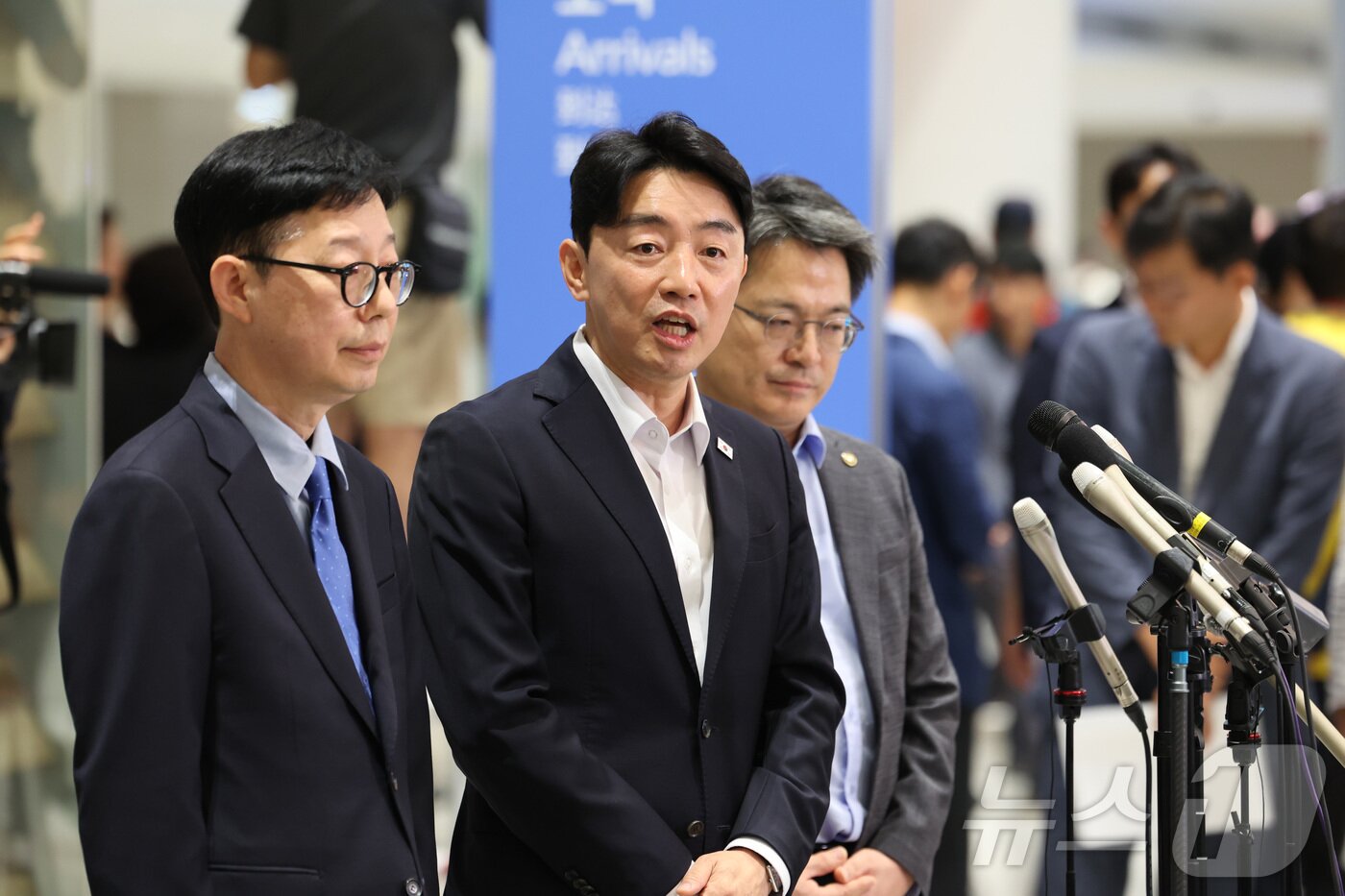 본문 이미지 - 강훈식 대통령 비서실장&#40;가운데&#41;이 미국 조지아주 포크스턴 구금시설에 수감됐던 한국인 노동자들이 돌아온 12일 오후 인천국제공항 제2여객터미널에서 취재진의 질문에 답하고 있다. &#40;공동취재&#41; 2025.9.12/뉴스1 ⓒ News1 박지혜 기자