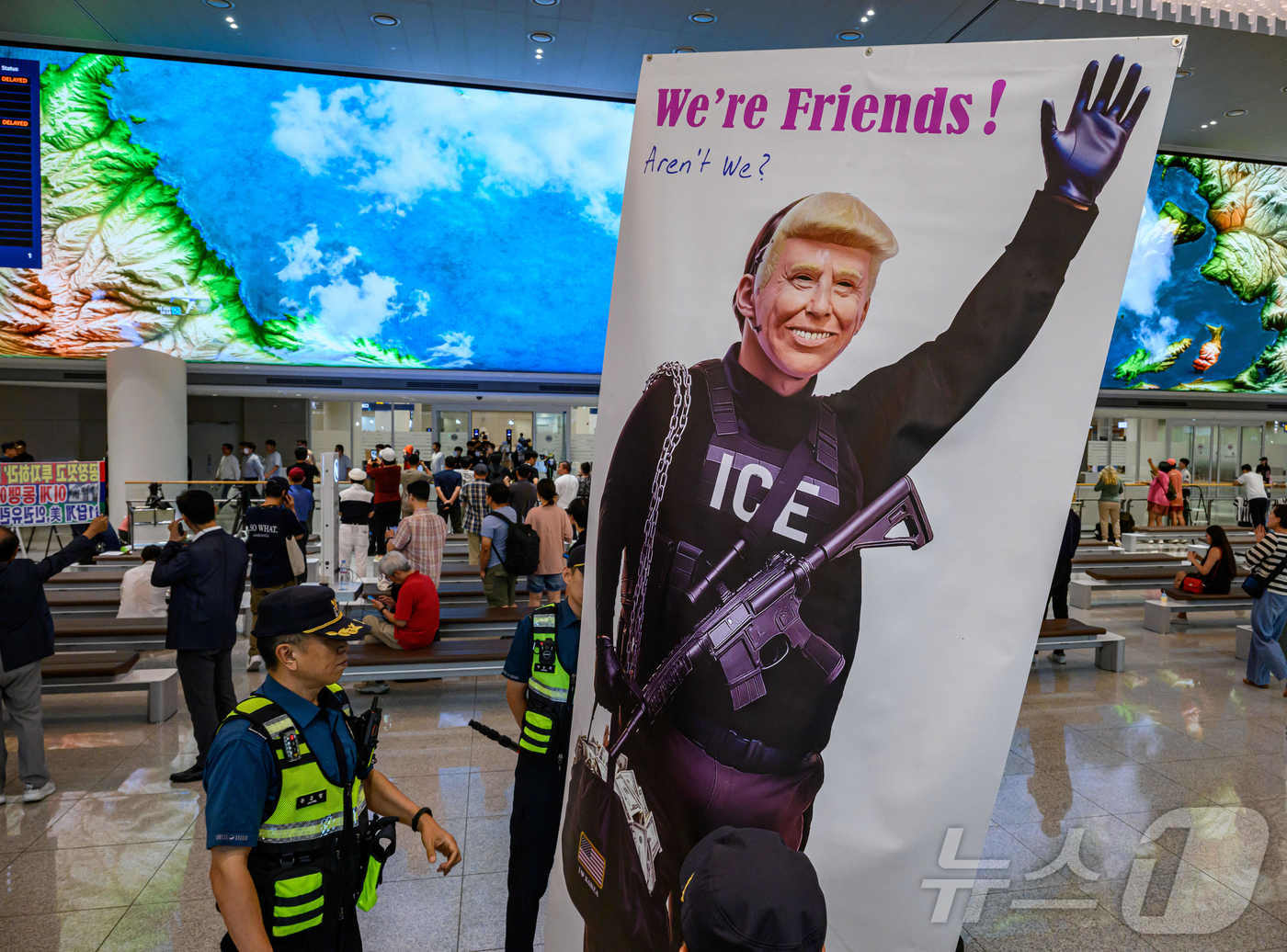 (인천공항=뉴스1) 박지혜 기자 = 미국 조지아주 포크스턴 이민세관단속국(ICE) 구금 시설에서 체포·구금됐다 풀려난 한국인 316명이 탑승한 전세기가 12일 인천국제공항 2터미널 …