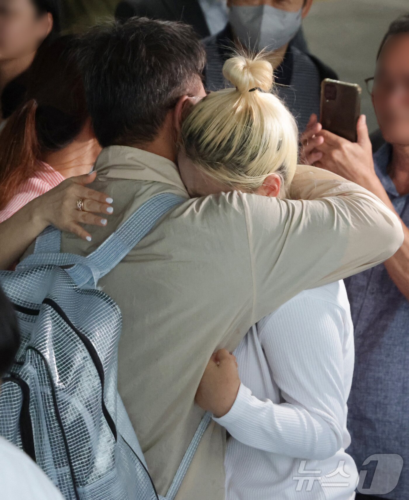 본문 이미지 - 이민 단속으로 구금-체포됐던 미국 현대차-LG엔솔 배터리공장 건설 현장 직원이 12일 인천국제공항 제2터미널로 귀국해 가족과 만나 포옹하고 있다. &#40;공동취재&#41;2025.9.12/뉴스1 ⓒ News1 박지혜 기자