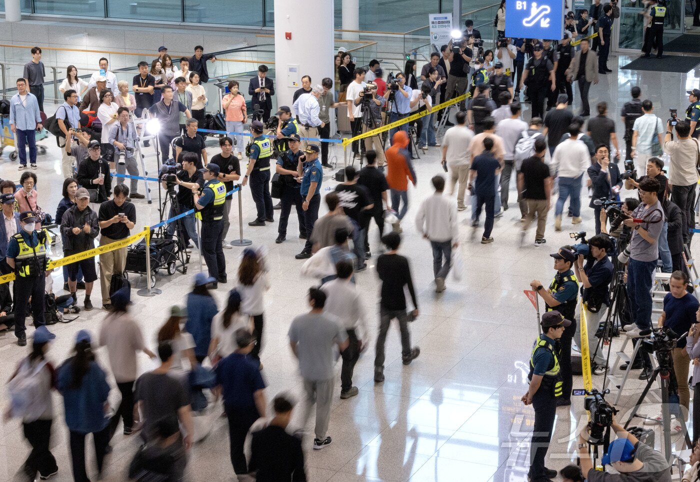 본문 이미지 - 미국 조지아주 엘러벨의 현대자동차그룹-LG에너지솔루션 배터리 합작공장 건설현장에서 미국 이민 당국에 체포·구금됐다가 석방된 한국인 근로자들이 구금된지 8일만인 12일 오후 인천국제공항을 통해 귀국하고 있다. &#40;공동취재&#41;2025.9.12/뉴스1 ⓒ News1 박지혜 기자