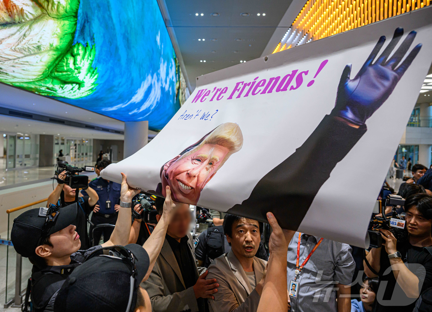 (인천공항=뉴스1) 박지혜 기자 = 미국 조지아주 포크스턴 이민세관단속국(ICE) 구금 시설에서 체포·구금됐다 풀려난 한국인 316명이 탑승한 전세기가 12일 인천국제공항 2터미널 …