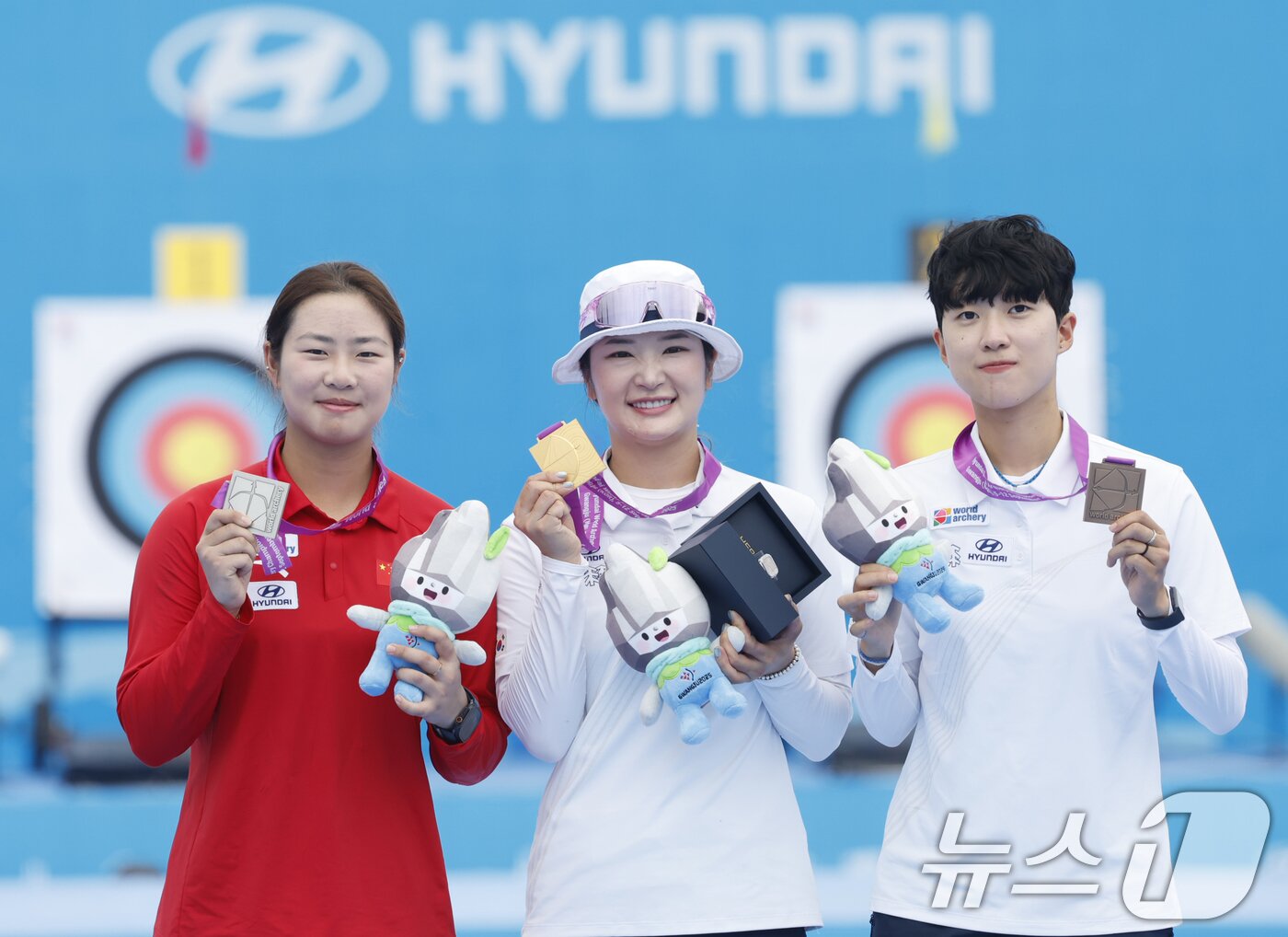 본문 이미지 - 강채영이 12일 광주 동구 5·18민주광장 특설경기장에서 열린 2025 세계양궁선수권대회 리커브 여자 개인전 시상식에서 금메달을 들어보이고 있다. 은메달은 중국 주징이, 동메달 한국 안산이 차지했다. 2025.9.12/뉴스1 ⓒ News1 김태성 기자