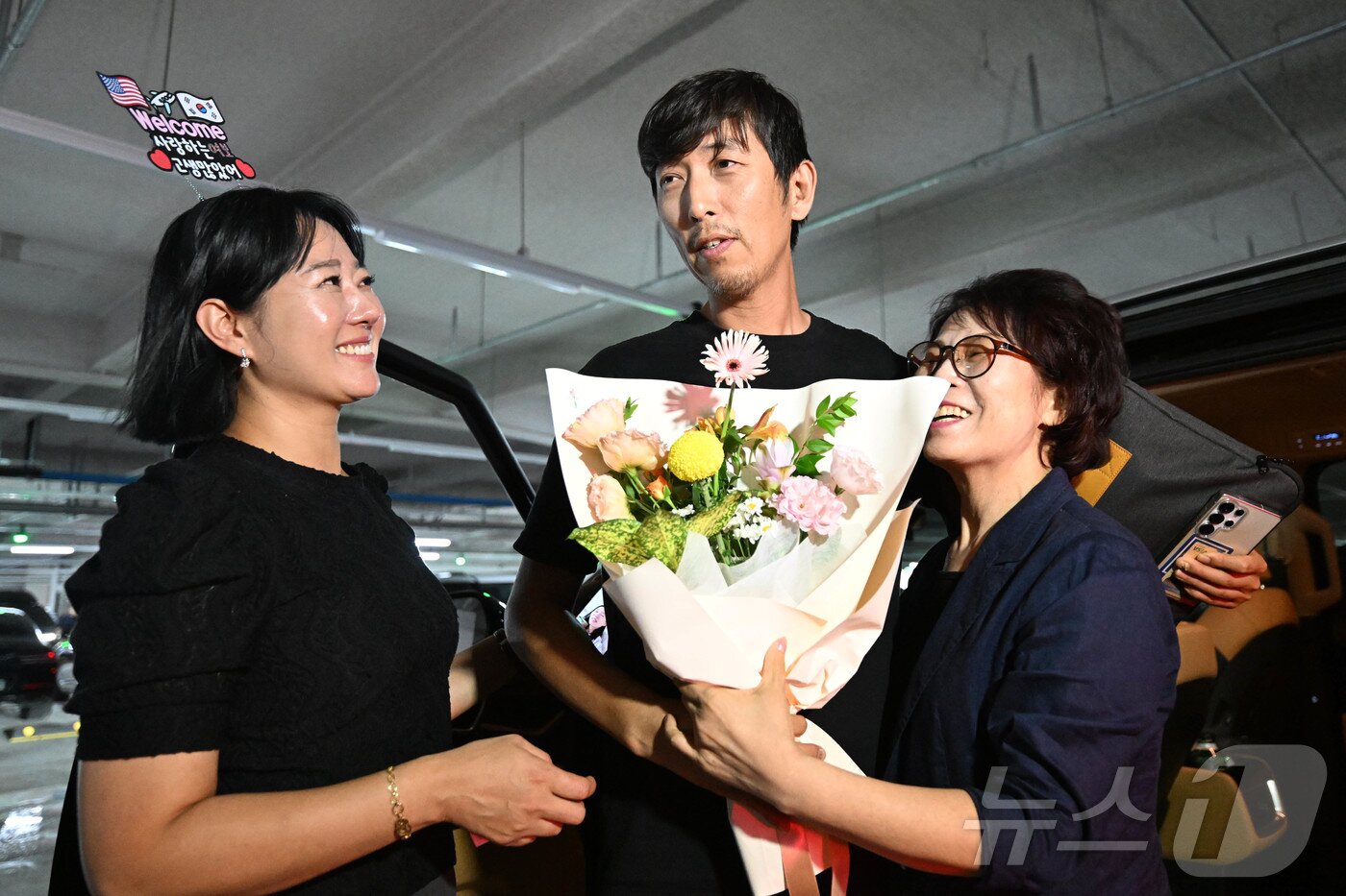 본문 이미지 - 미국 이민당국에 의해 조지아주에 구금됐던 한국인 근로자들이 12일 인천국제공항 제2여객터미널을 통해 귀국한 뒤 가족들과 기뻐하고 있다. &#40;공동취재&#41; 2025.9.12/뉴스1 ⓒ News1 박지혜 기자