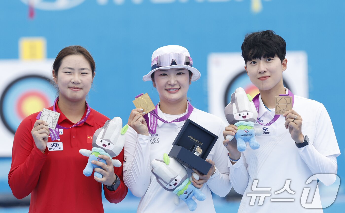 본문 이미지 - 강채영이 12일 광주 동구 5·18민주광장 특설경기장에서 열린 2025 세계양궁선수권대회 리커브 여자 개인전 시상식에서 금메달을 들어보이고 있다. 은메달은 중국 주징이, 동메달 한국 안산이 차지했다. 2025.9.12/뉴스1 ⓒ News1 김태성 기자