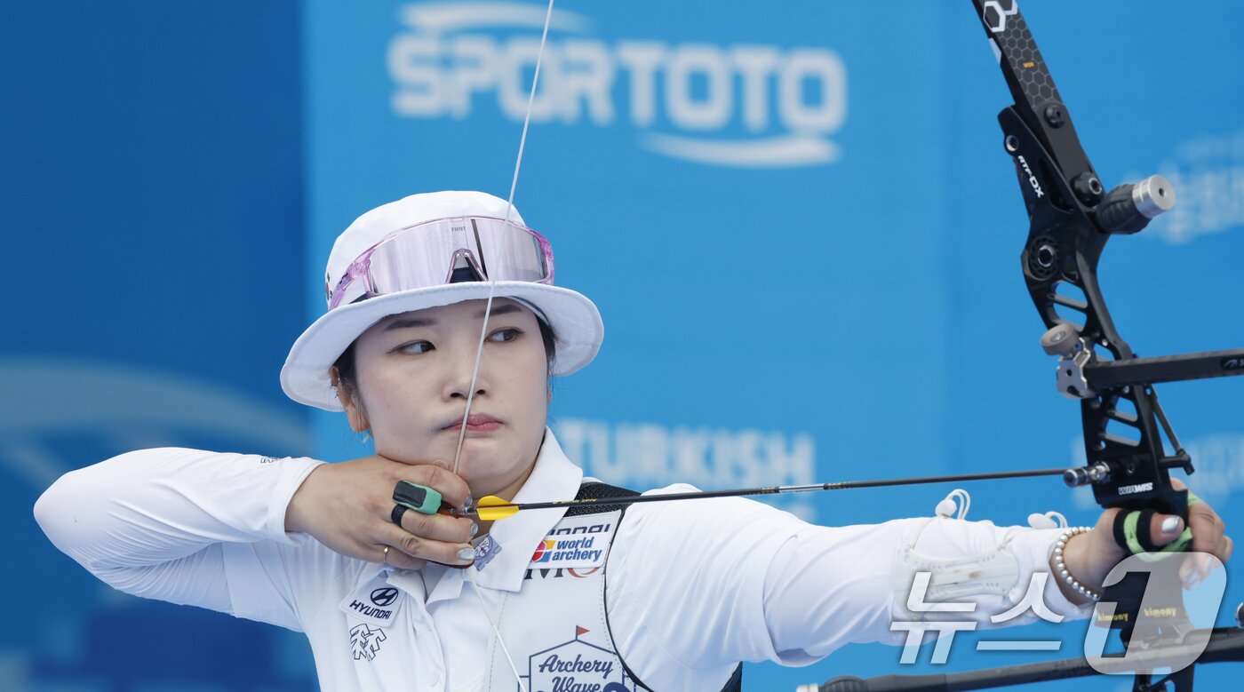 본문 이미지 - 강채영이 12일 광주 동구 5·18민주광장 특설경기장에서 열린 2025 세계양궁선수권대회 리커브 여자 개인전 결승에서 중국 주징이를 상대로 활시위를 당기고 있다. 강채영은 금메달을 획득했다. 2025.9.12/뉴스1 ⓒ News1 김태성 기자