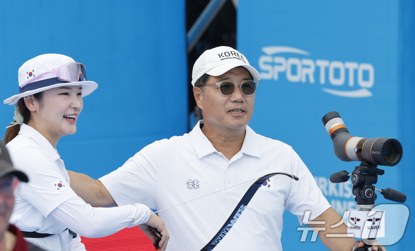 (광주=뉴스1) 김태성 기자 = 강채영이 12일 광주 동구 5·18민주광장 특설경기장에서 열린 2025 세계양궁선수권대회 리커브 여자 개인전 중국 주징이 상대 결승에서 호진수 감독 …