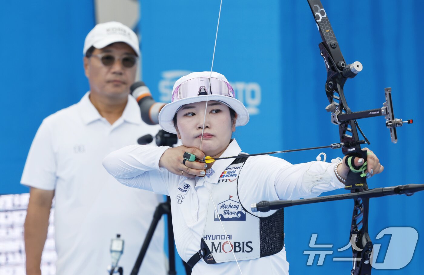 본문 이미지 - 강채영이 12일 광주 동구 5·18민주광장 특설경기장에서 열린 2025 세계양궁선수권대회 리커브 여자 개인전 결승에서 중국 주징이를 상대로 활시위를 당기고 있다. 2025.9.12/뉴스1 ⓒ News1 김태성 기자