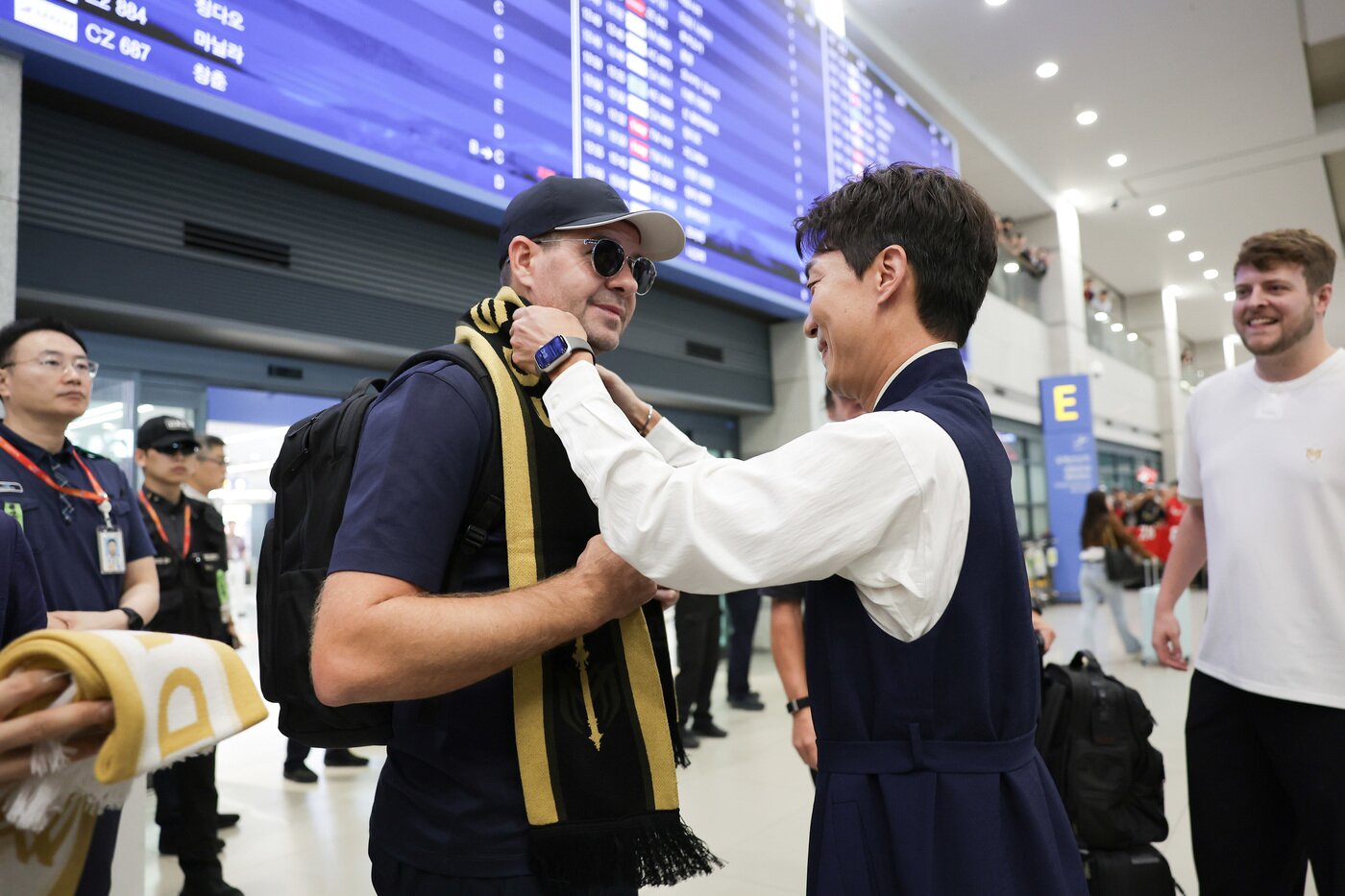 본문 이미지 - 박정무 넥슨 부사장이 12일 인천국제공항에 입국한 스티븐 제라드를 맞이하고 있다. 스티븐 제라드는 9월 13,14일 양일간 서울월드컵경기장에서 열리는 &#39;넥슨 아이콘매치&#39; 참가차 처음으로 한국을 찾았다.&#40;넥슨 제공. 재판매 및 DB금지&#41;2025.9.12/뉴스1