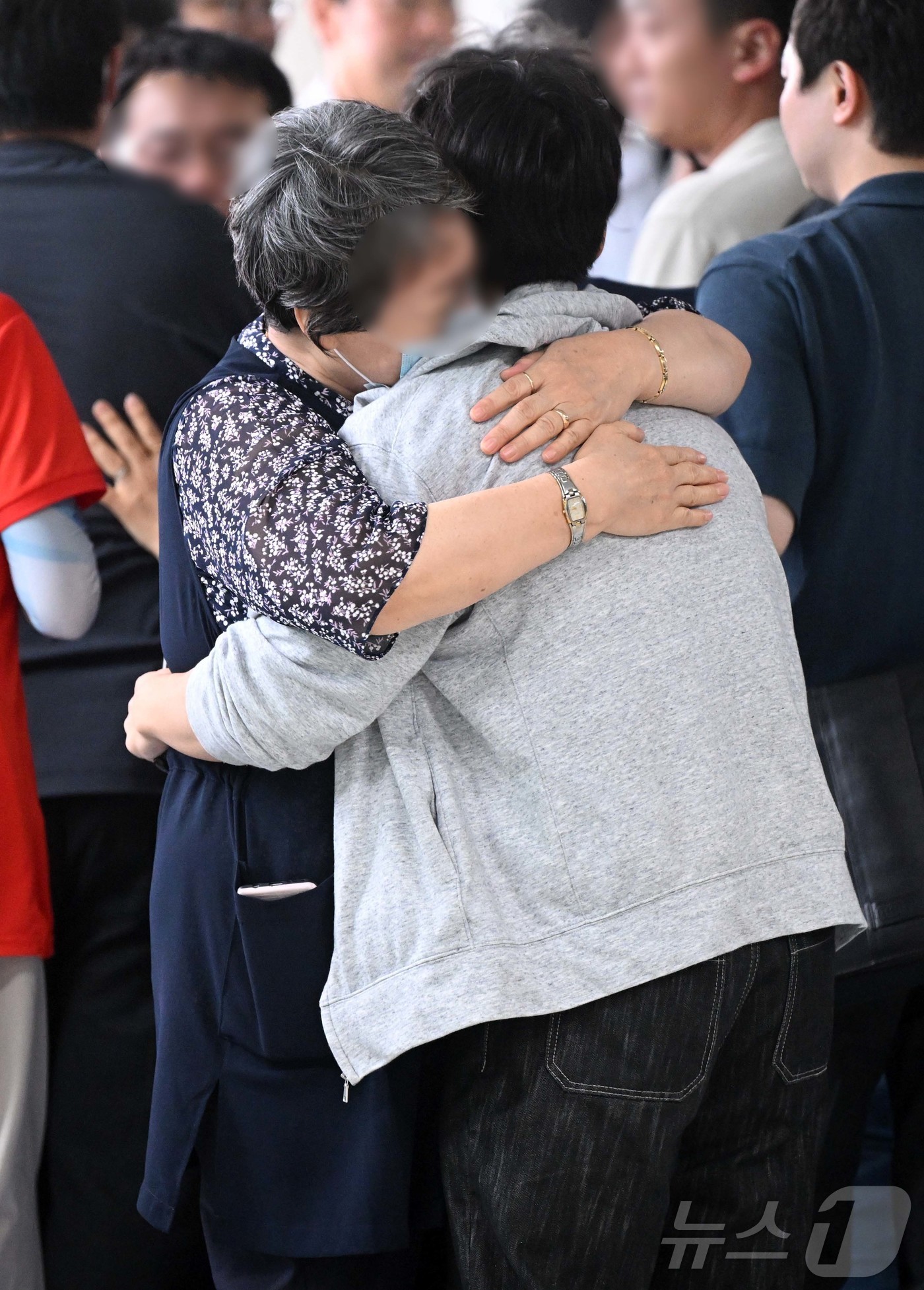 (인천공항=뉴스1) 박지혜 기자 = 미국 이민당국에 의해 체포됐던 한국인 300여 명이 12일 인천국제공항 제2여객터미널을 통해 귀국해 가족들과 상봉하고 있다. (공동취재) 202 …