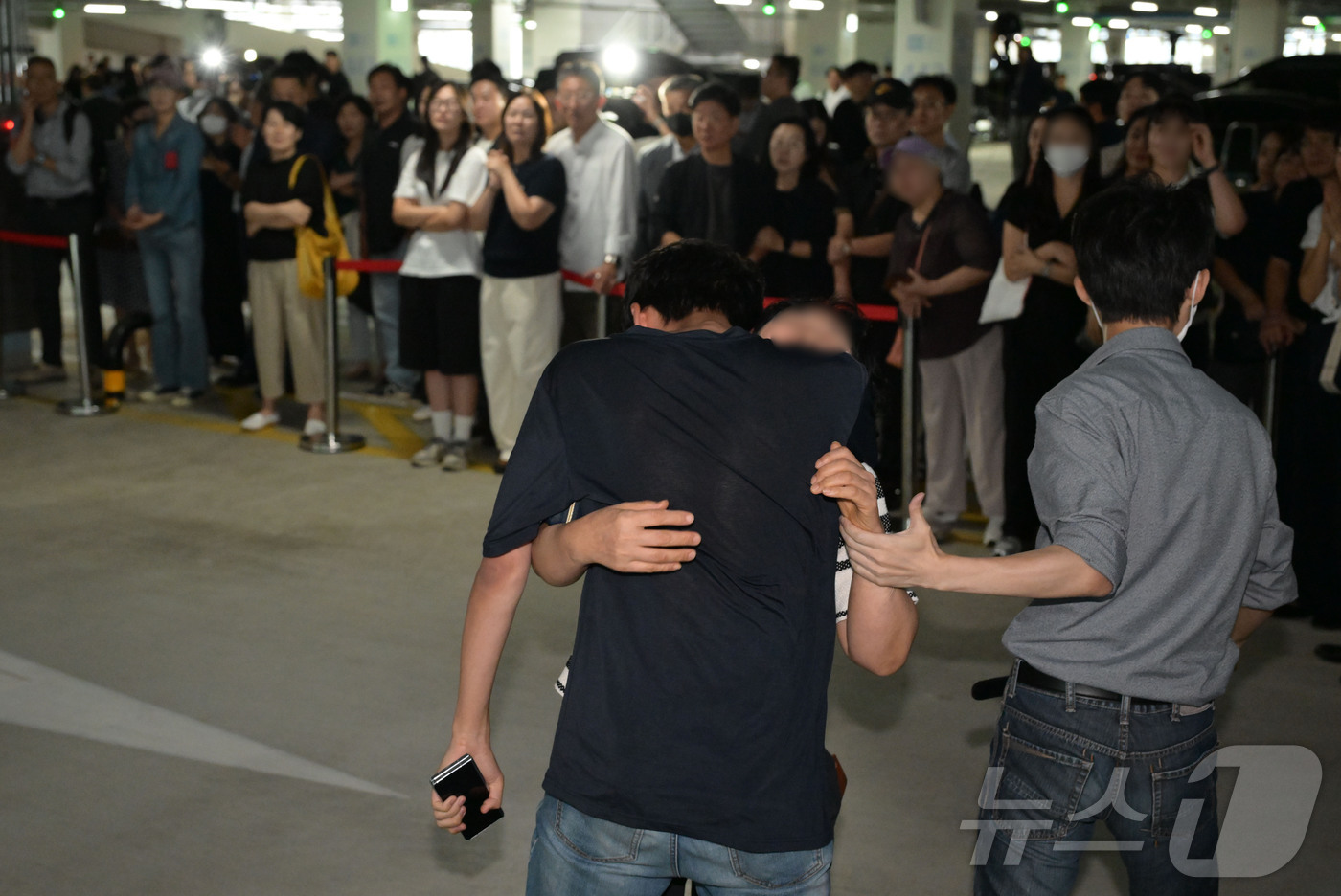 (인천공항=뉴스1) 박지혜 기자 = 미국 이민 당국에 체포·구금됐다가 석방된 LG 엔솔 한국인 근로자들이 12일 오후 인천국제공항 P2 장기주차장에서 가족들과 상봉하고 있다.(공동 …