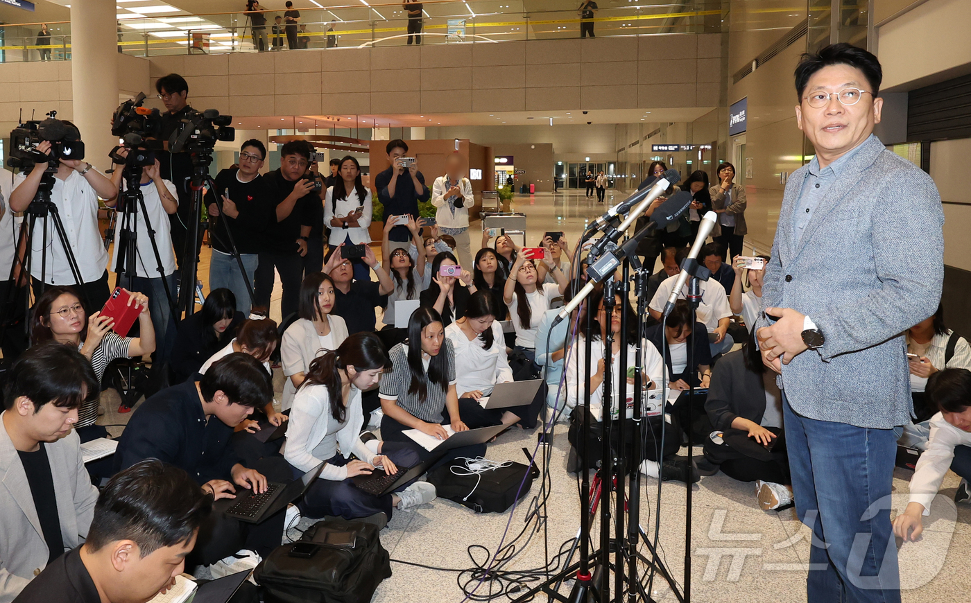 (인천공항=뉴스1) 박지혜 기자 = 미국 이민당국에 의해 조지아주에 구금됐던 한국인 근로자들과 함께 귀국한 김동명 LG에너지솔루션 사장이 12일 인천국제공항 제2터미널 입국장에서 …