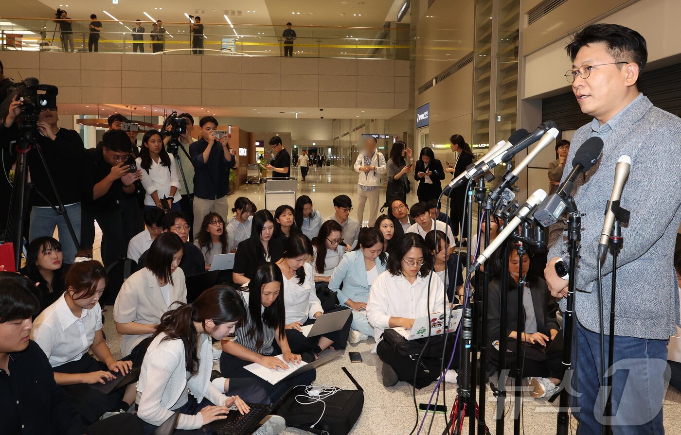 본문 이미지 - 미국 이민당국에 의해 조지아주에 구금됐던 한국인 근로자들과 함께 귀국한 김동명 LG에너지솔루션 사장이 12일 인천국제공항 제2터미널 입국장에서 취재진 질문에 답하고 있다. (공동취재) 2025.9.12/뉴스1 ⓒ News1 박지혜 기자