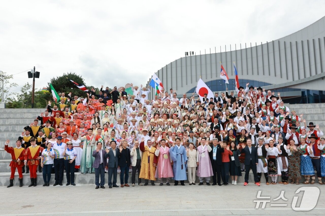 본문 이미지 - 영동세계국악엑스포 행사장을 찾은 해외 공연단이 조직위 관계자들과 기념 촬영을 하고 있다.  (조직위 제공, 재판매 및 DB금지)/뉴스1