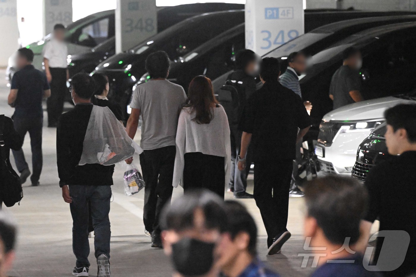 (인천공항=뉴스1) 박지혜 기자 = 미국 조지아주 현대차그룹·LG에너지솔루션 배터리 합작 공장 건설 현장에서 체포·구금됐던 현대엔지니어링 근로자들이 12일 오후 인천국제공항을 통해 …