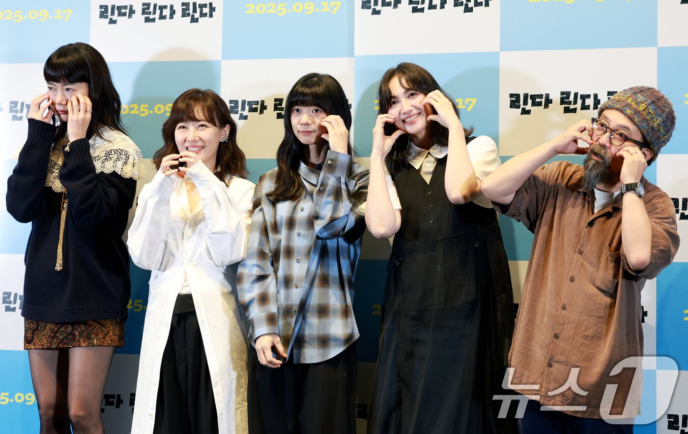 본문 이미지 - 배우 배두나(왼쪽부터)와 마애다 아키, 세키네 시오, 카시이 유우, 야마시타 노부히로 감독이 12일 오후 서울 강남구 코엑스 메가박스에서 열린 영화 '린다 린다 린다' 언론배급시사회 및 기자간담회에서 포즈를 취하고 있다. '린다 린다 린다'는 고교생활 마지막을 장식할 축제를 준비하는 여고생 밴드와 얼떨결에 보컬이 된 한국인 유학생 '송'의 서툴고 반짝이는 청춘을 그린 작품이다. 2025.9.12/뉴스1 ⓒ News1 권현진 기자