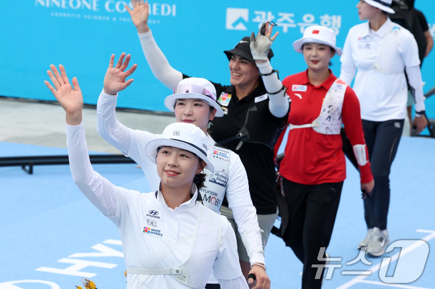 본문 이미지 - 임시현과 강채영이 12일 광주 동구 5·18민주광장에서 열리는 2025세계양궁선수권대회 리커브 여자 개인 8강전을 앞두고 객석을 향해 인사하고 있다. 2025.9.12/뉴스1 ⓒ News1 이승현 기자