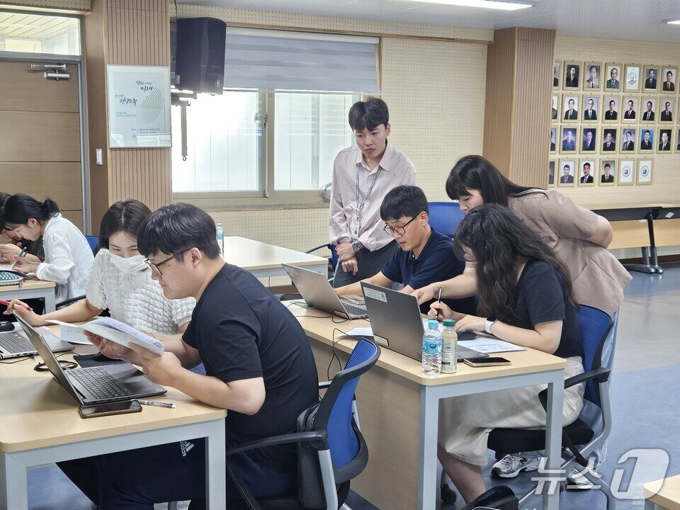 본문 이미지 - &#39;초등 서·논술형 평가 역량강화 연수&#39;장면&#40;전남교육청 제공, 재판매 및 DB금지&#41;/뉴스1 