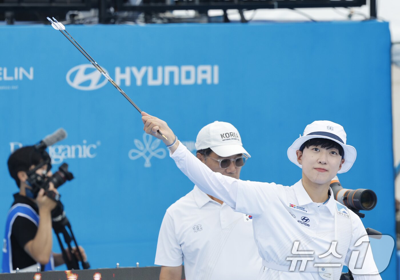 본문 이미지 - 안산&#40;광주은행&#41;이 12일 광주 동구 5·18민주광장 특설경기장에서 열린 2025 세계양궁선수권대회 리커브 여자 3-4위전에서 인도네시아 다이난다 초이루니사&#40;Diananda Choirunisa&#41;를 상대로 승리한 후 화살을 들어 인사를 하고 있다. 2025.9.12/뉴스1 ⓒ News1 김태성 기자