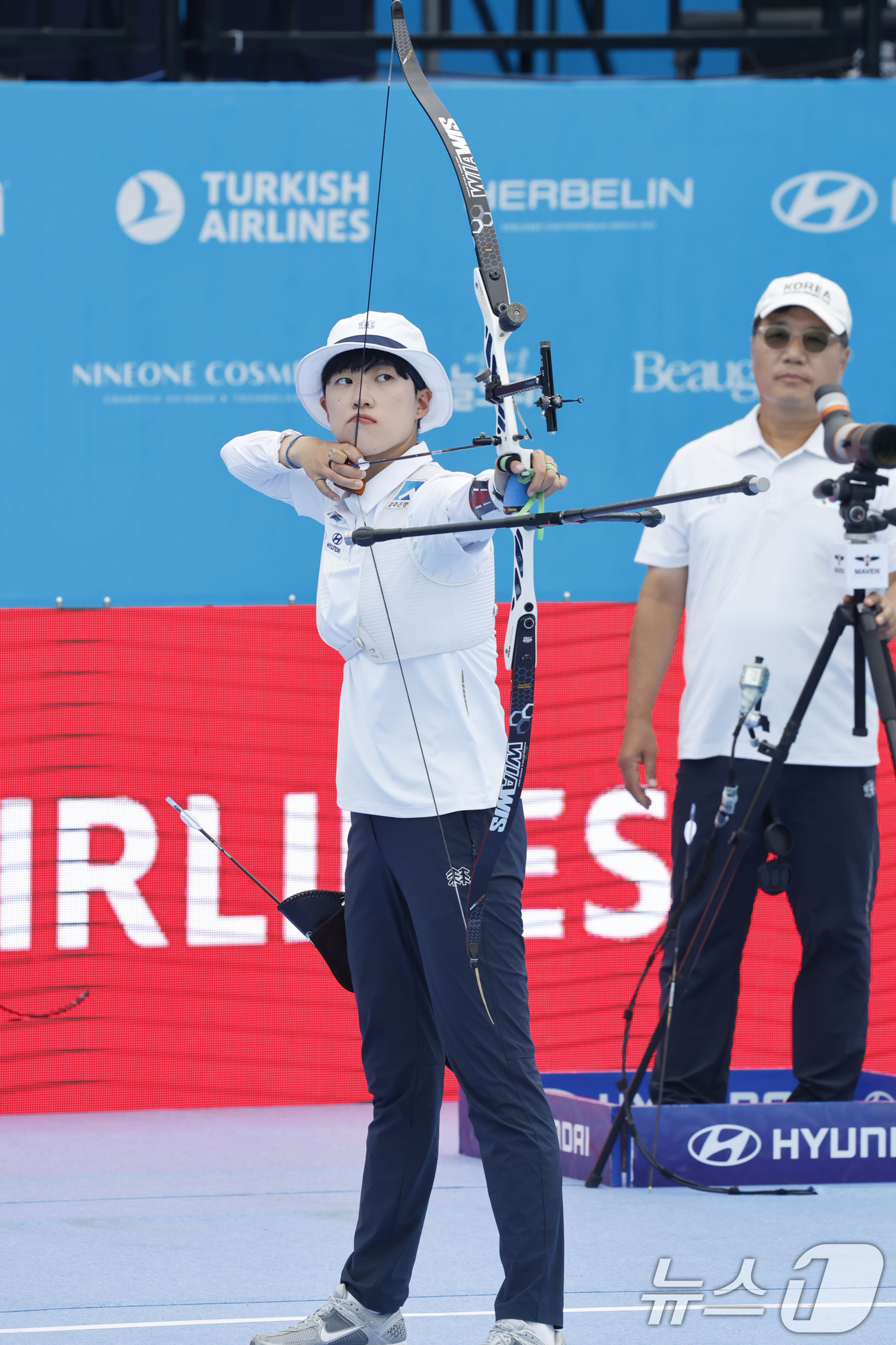 (광주=뉴스1) 김태성 기자 = 안산(광주은행)이 12일 광주 동구 5·18민주광장 특설경기장에서 열린 2025 세계양궁선수권대회 리커브 여자 3-4위전에서 인도네시아 다이난다 초 …