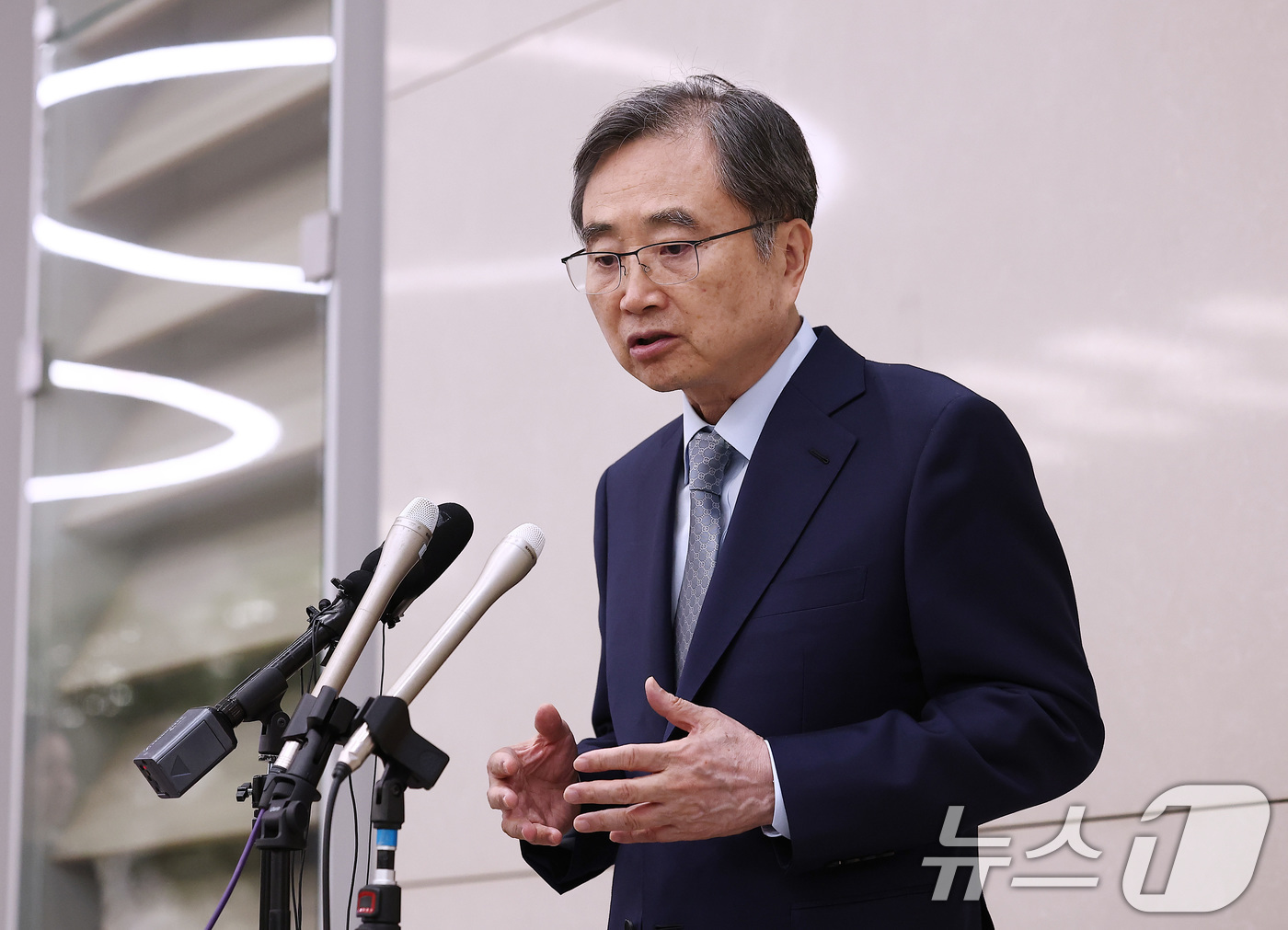 (인천공항=뉴스1) 김성진 기자 = 한국인 300명 구금 사태 해결을 위해 미국을 방문해 마코 루비오 미 국무장관과 협상을 마치고 돌아온 조현 외교부 장관이 12일 인천국제공항 제 …