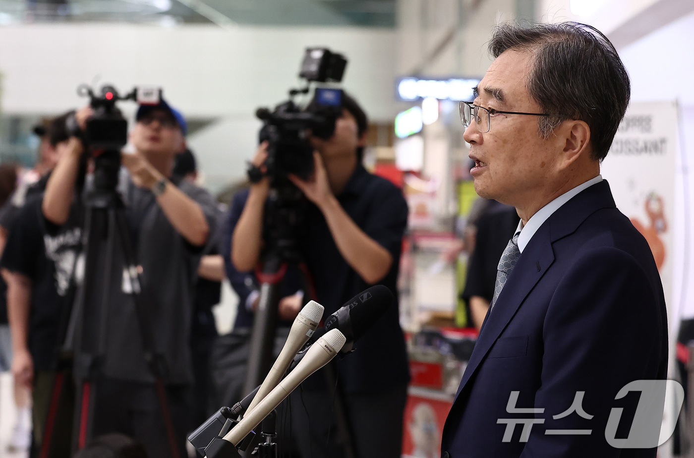 (인천공항=뉴스1) 김성진 기자 = 한국인 300명 구금 사태 해결을 위해 미국을 방문해 마코 루비오 미 국무장관과 협상을 마치고 돌아온 조현 외교부 장관이 12일 인천국제공항 제 …