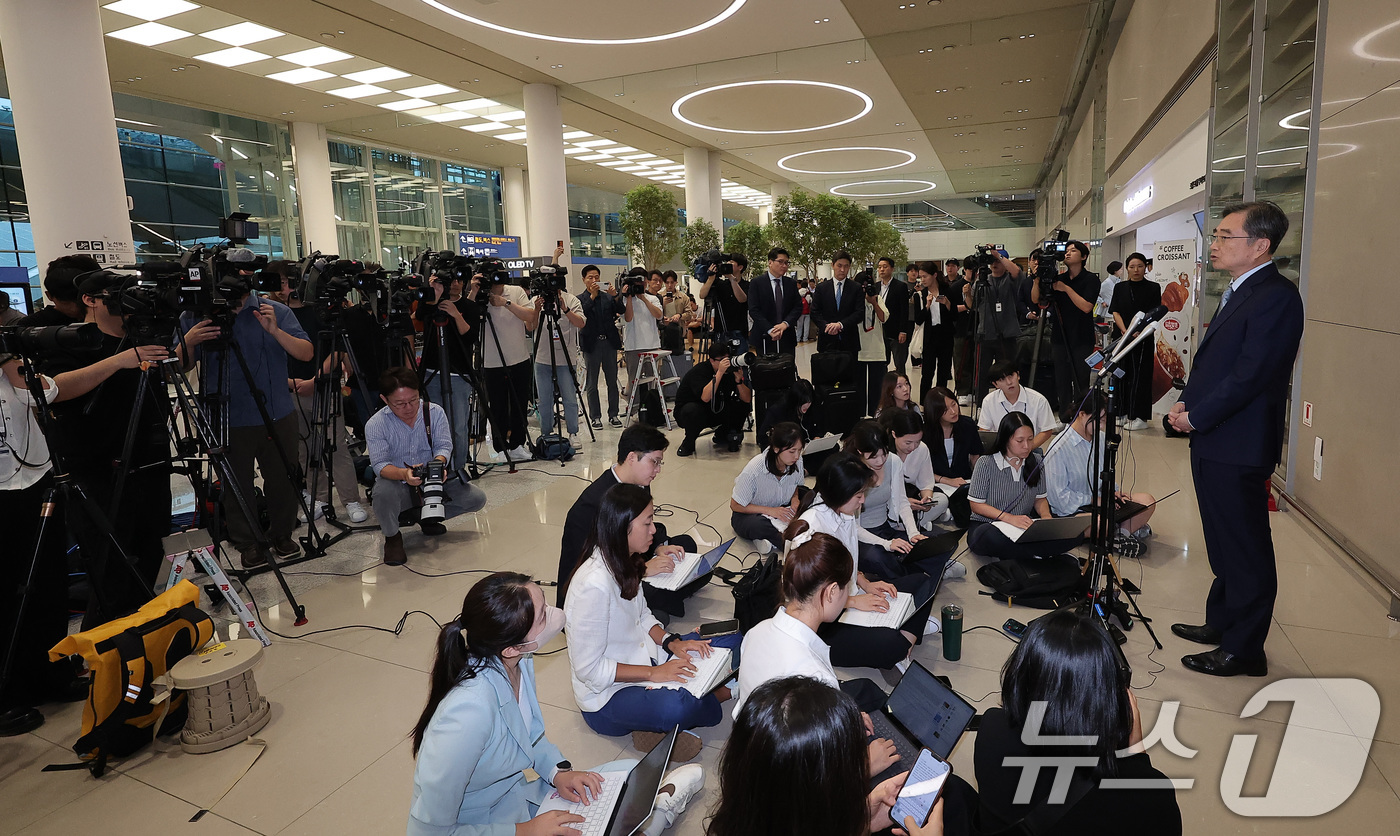 (인천공항=뉴스1) 김성진 기자 = 한국인 300명 구금 사태 해결을 위해 미국을 방문해 마코 루비오 미 국무장관과 협상을 마치고 돌아온 조현 외교부 장관이 12일 인천국제공항 제 …