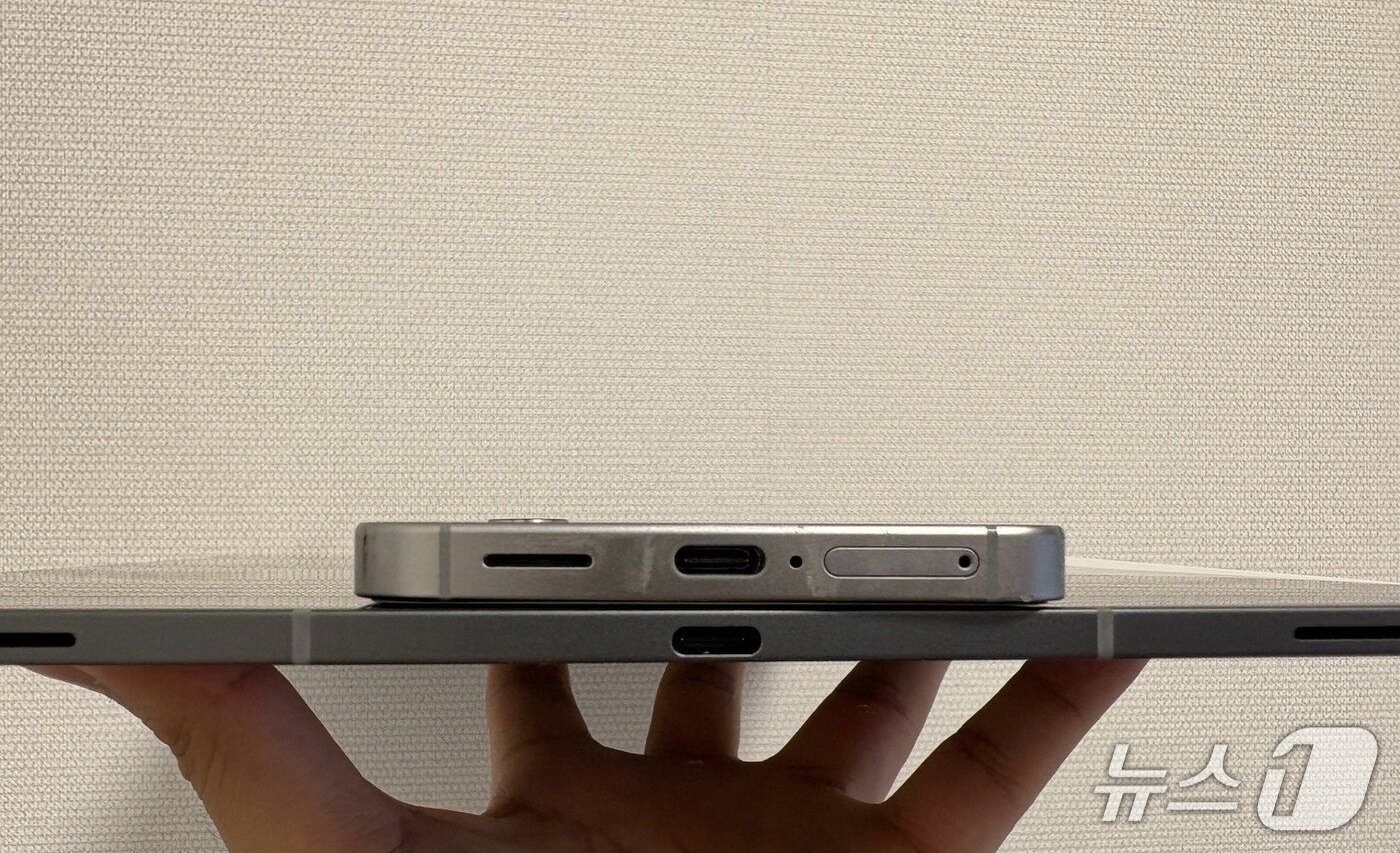 본문 이미지 - 갤럭시S25&#40;7.2㎜&#41;보다 훨씬 얇은 갤럭시탭S11 울트라. 두께가 겨우 5.1㎜에 불과하다. 2025.09.12/뉴스1 ⓒNews1 김정현 기자
