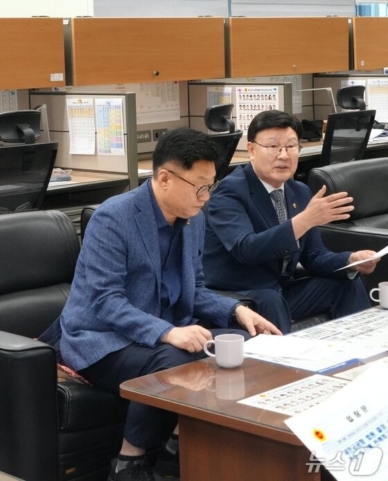 본문 이미지 -  12일 문승우 전북도의장(오른쪽)이 기자실을 방문해 새만금국제공항의 법원 판결에 대한 더불어민주당 소속 의원들의 입장을 밝히고 있다./뉴스1