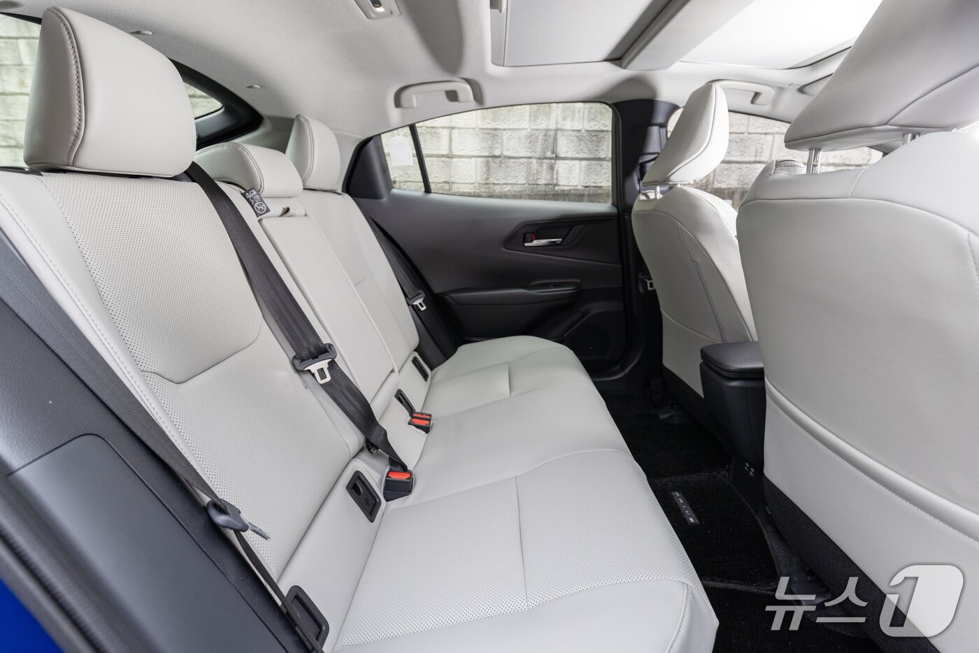 본문 이미지 - 2026년형 프리우스 HEV AWD XLE  