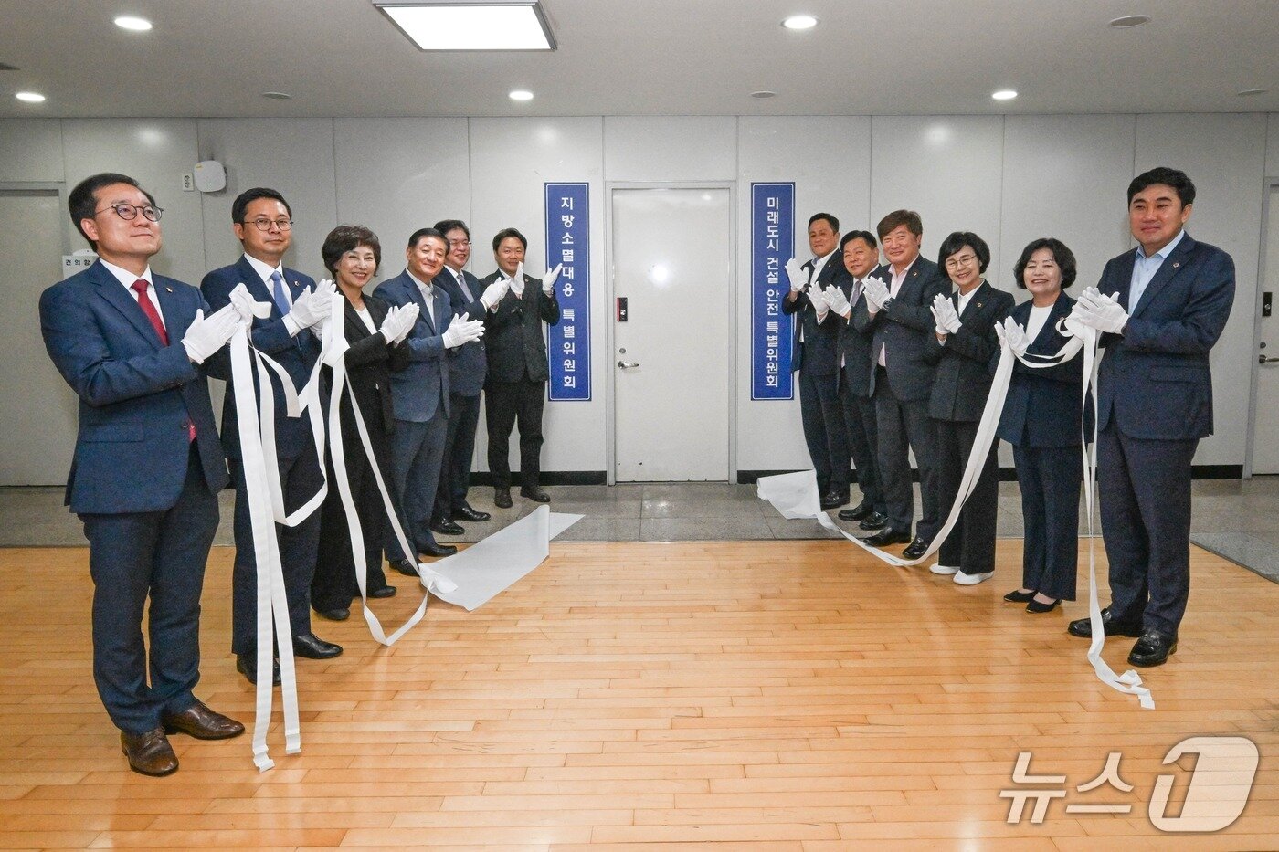 본문 이미지 - 지방소멸대응 특별위원회(왼쪽), 미래도시 건설 안전 특별위원회 현판식 장면.(부산시의회 제공. 재판매 및 DB금지)