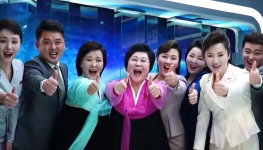 본문 이미지 - 2024년 김정은 북한 노동당 총비서 찬양곡 '친근한 어버이' 뮤직비디오에 등장한 리춘히 아나운서. (유튜브 갈무리(