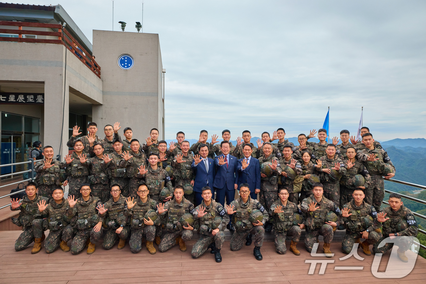 (서울=뉴스1) 허경 기자 = 이재명 대통령이 12일 강원도 화천군 육군 제7보병사단 칠성전망대를 방문해 군 장병들과 함께 기념촬영을 하고 있다. (대통령실 제공. 재판매 및 DB …