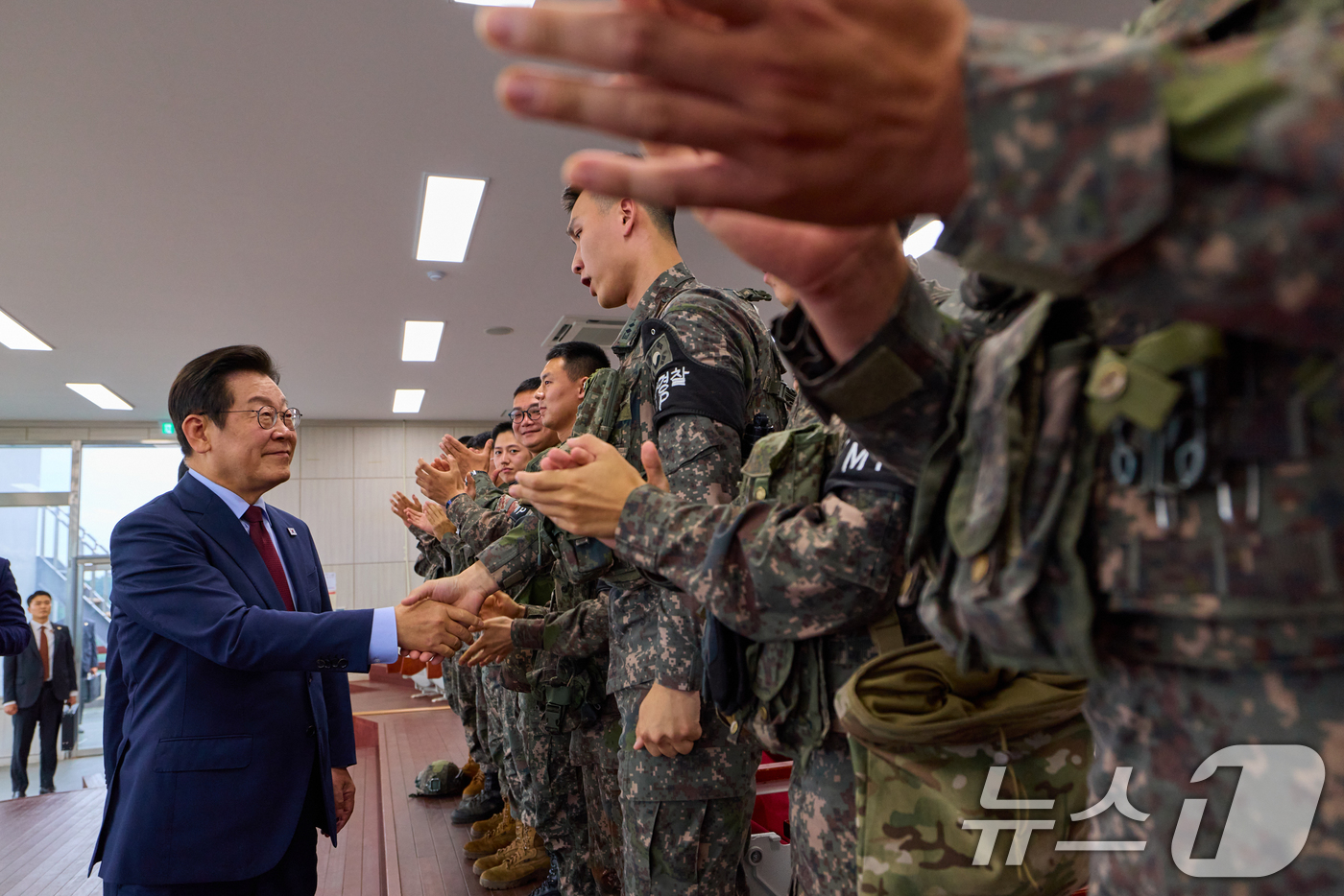 (서울=뉴스1) 허경 기자 = 이재명 대통령이 12일 강원도 화천군 육군 제7보병사단 칠성전망대를 방문해 군 장병들을 격려하고 있다. (대통령실 제공. 재판매 및 DB 금지) 20 …