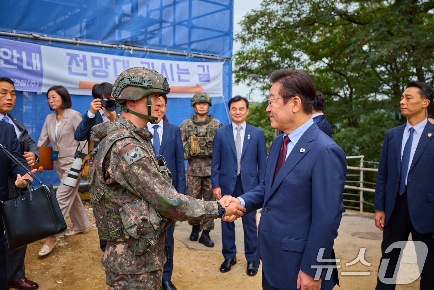 (서울=뉴스1) 허경 기자 = 이재명 대통령이 12일 강원도 화천군 육군 제7보병사단 칠성전망대를 방문해 군 장병들을 격려하고 있다. (대통령실 제공. 재판매 및 DB 금지) 20 …