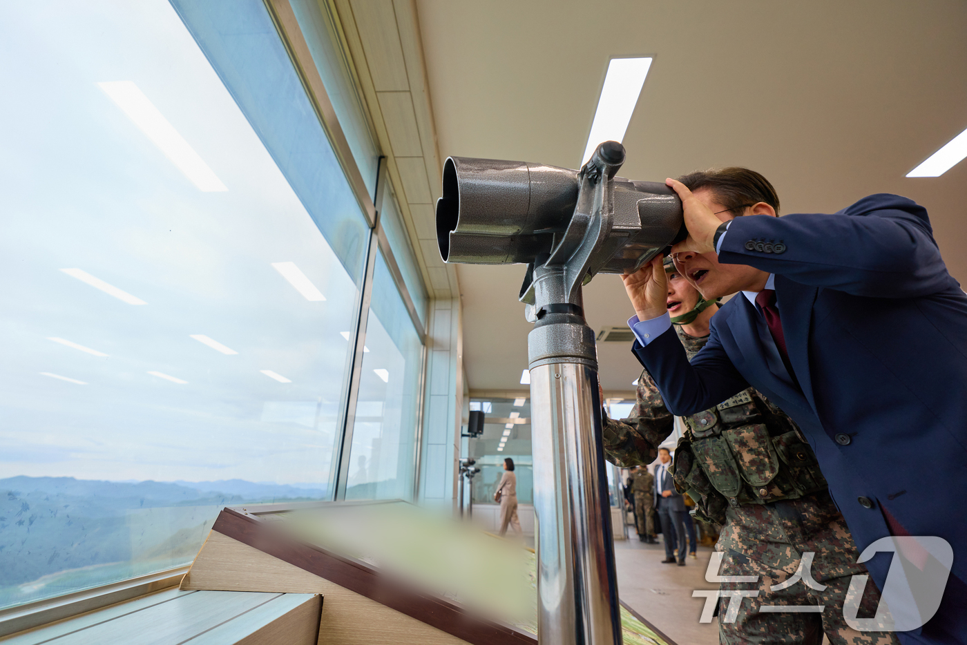 (서울=뉴스1) 허경 기자 = 이재명 대통령이 12일 강원도 화천군 육군 제7보병사단 칠성전망대를 방문해 우리 군의 대비 태세를 점검하고 있다. (대통령실 제공. 재판매 및 DB …