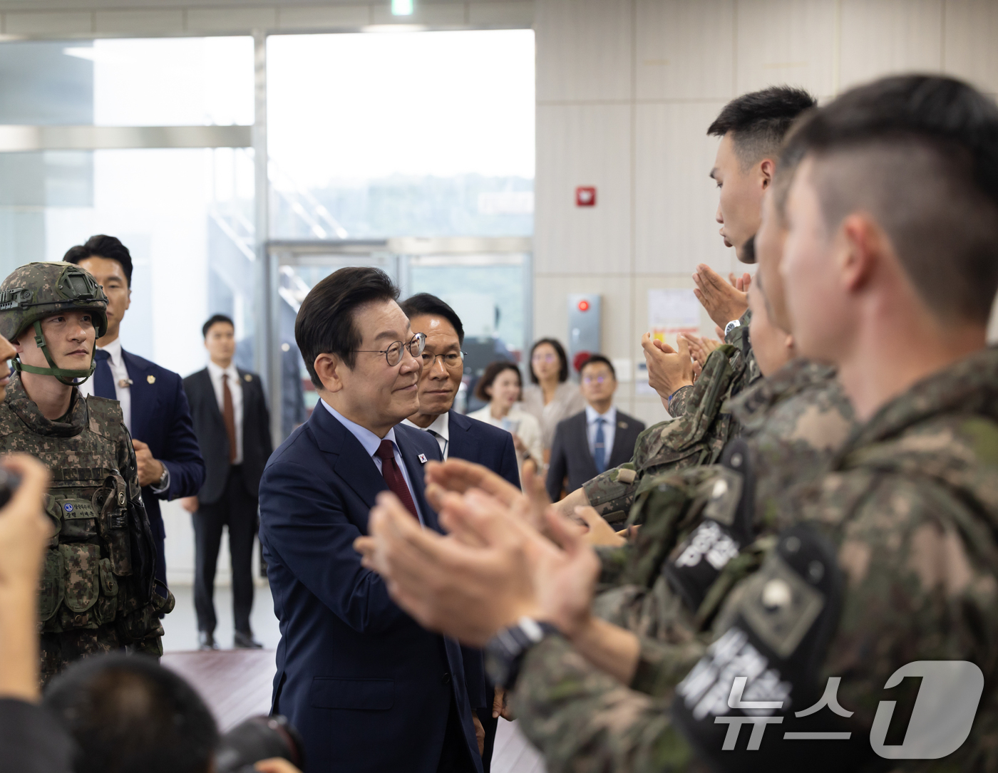 (서울=뉴스1) 허경 기자 = 이재명 대통령이 12일 강원도 화천군 육군 제7보병사단 칠성전망대를 방문해 군 장병들을 격려하고 있다. (대통령실 제공. 재판매 및 DB 금지) 20 …