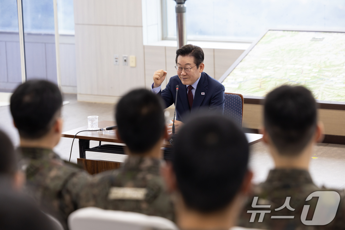 (서울=뉴스1) 허경 기자 = 이재명 대통령이 12일 강원도 화천군 육군 제7보병사단 칠성전망대를 방문해 군 장병들과 대화하고 있다. (대통령실 제공. 재판매 및 DB 금지) 20 …