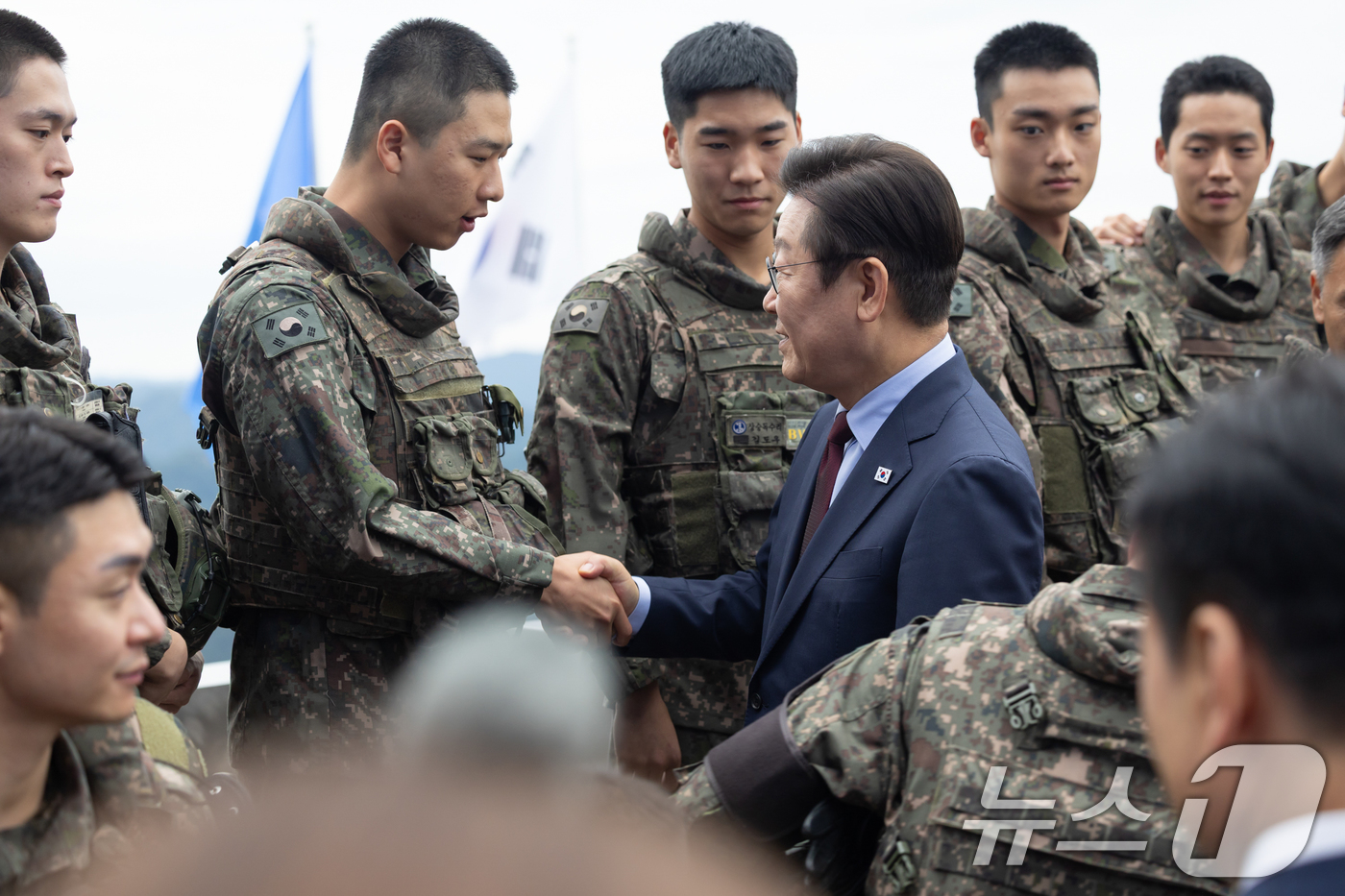 (서울=뉴스1) 허경 기자 = 이재명 대통령이 12일 강원도 화천군 육군 제7보병사단 칠성전망대를 방문해 군 장병들을 격려하고 있다. (대통령실 제공. 재판매 및 DB 금지) 20 …