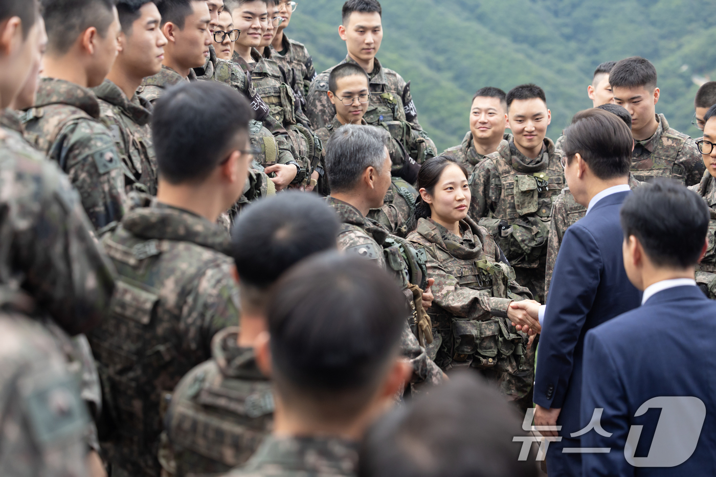 (서울=뉴스1) 허경 기자 = 이재명 대통령이 12일 강원도 화천군 육군 제7보병사단 칠성전망대를 방문해 군 장병들을 격려하고 있다. (대통령실 제공. 재판매 및 DB 금지) 20 …